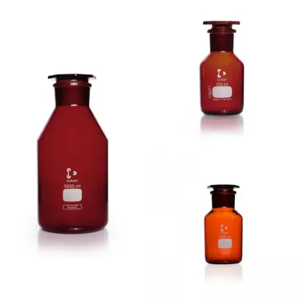 Übersicht verschiedener Größen der DURAN Weithals-Reagenzflasche aus bernsteinfarbenem Borosilikatglas 3.3 mit Normschliff-Verschluss.
