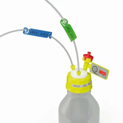 b.safe HPLC-Sicherheitskappe mit angeschlossenen Kapillarschläuchen, farbigen Markierungsclips und Fittings auf einer Laborflasche.
