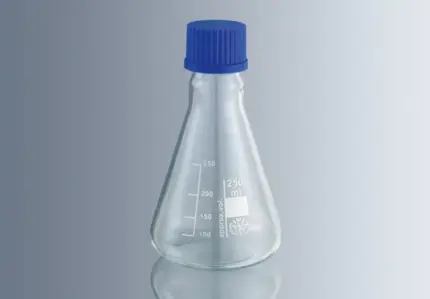 Freigestellter Marienfeld Superior Erlenmeyerkolben aus Borosilikatglas 3.3 SIMAX (250 ml) mit blauer Schraubkappe und Skalierung für Laboranwendungen.