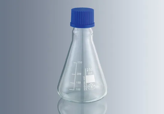 Marienfeld Superior Erlenmeyerkolben Borosilikatglas 3.3 SIMAX 250 ml Freigestellter Marienfeld Superior Erlenmeyerkolben aus Borosilikatglas 3.3 SIMAX (250 ml) mit blauer Schraubkappe und Skalierung für Laboranwendungen.