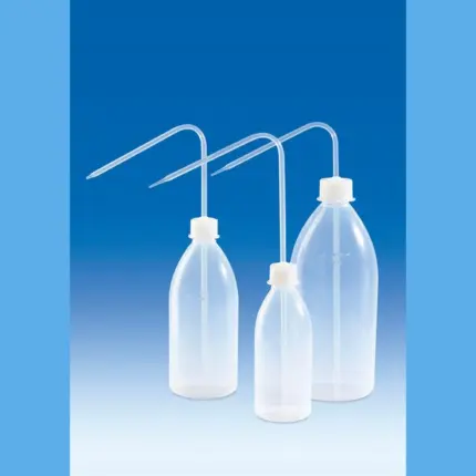 Drei transparente VITLAB Spritzflaschen aus PFA in verschiedenen Größen mit ETFE-Schraubverschluss und FEP-Spritzrohr für Laboranwendungen.