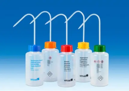 Studioaufnahme von fünf VITLAB VITSafe Sicherheitsspritzflaschen mit Weithals, GHS-Bedruckung, VENT-CAP und unterschiedlichen Farbverschlüssen für den Laborbedarf.