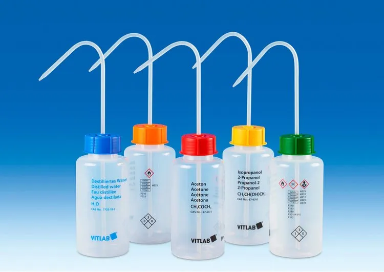 VITLAB VITSafe Sicherheitsspritzflaschen Weithals GHS-Bedruckung VENT-CAP Studioaufnahme von fünf VITLAB VITSafe Sicherheitsspritzflaschen mit Weithals, GHS-Bedruckung, VENT-CAP und unterschiedlichen Farbverschlüssen für den Laborbedarf.