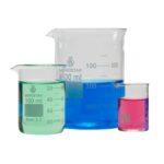 Borostar Becherglas 25 ml - 2000 ml, niedrige Form mit Ausguss, Graduierung und farbigen Flüssigkeiten aus Borosilikatglas 3.3 in Vorderansicht im freigestellten Format